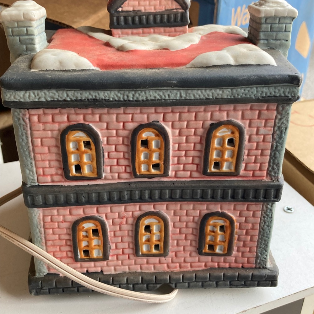 Ceramic Theater Lighted House - Picture 3 of 5